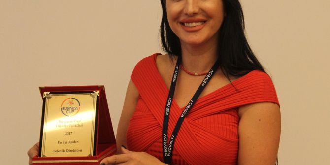 128 Erkek Arasında Kadın Teknik Direktör Birinci Oldu