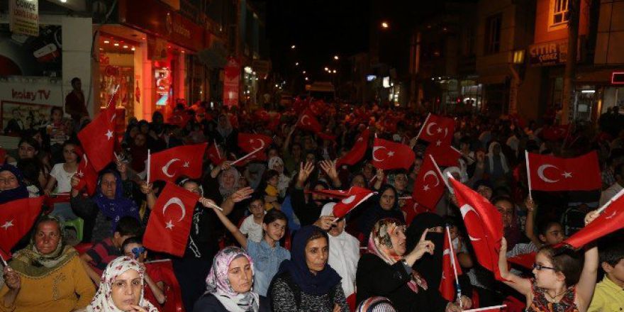 Belediye Başkanı Mehmet Ekinci Viranşehir’de Demokrasi Nöbetine Katıldı