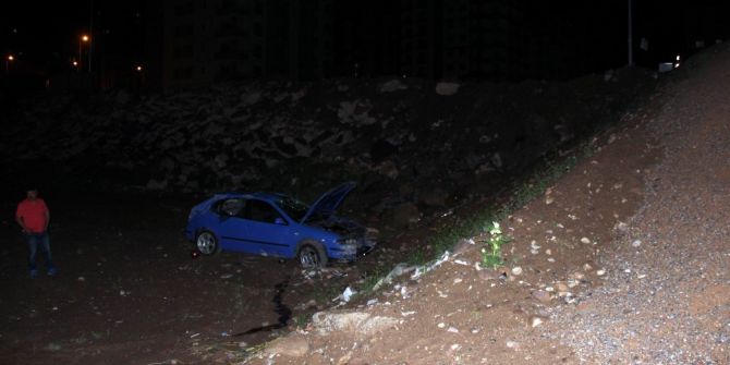 Otomobil Bahçeye Düştü: 3 Yaralı