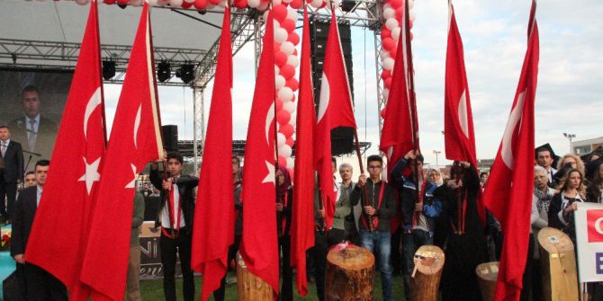 Bilecik’teki 9 Liseden Mezun Olan 985 Öğrenci Hep Birlikte Kep Attı