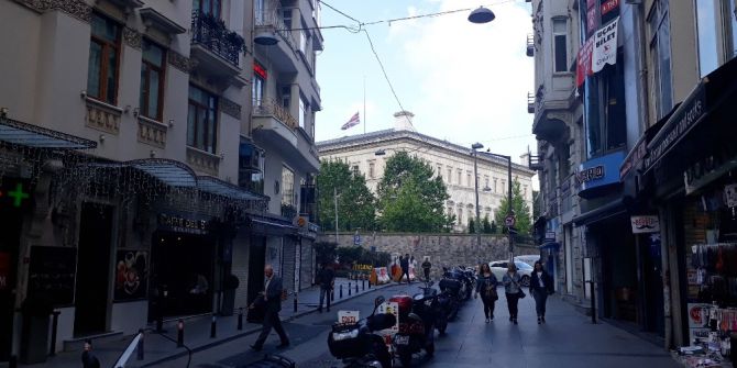 İngiltere Başkonsolosluğunda Bayraklar Yarıya İndirildi