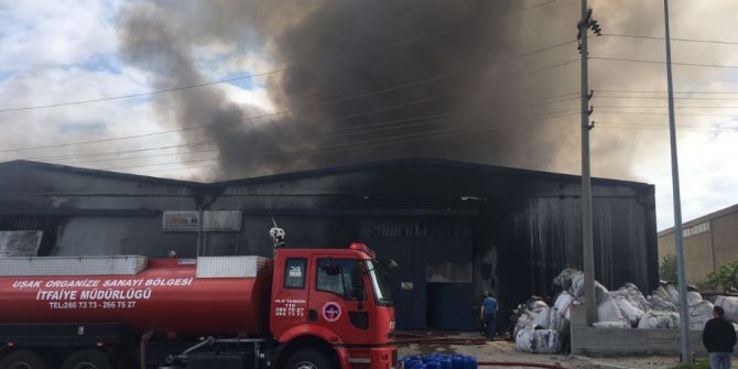 Uşak’taki Büyük Fabrika Yangını Devam Ediyor