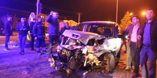 Jandarma Aracı İle Hafif Ticari Araç Çarpıştı, 5 Yaralı