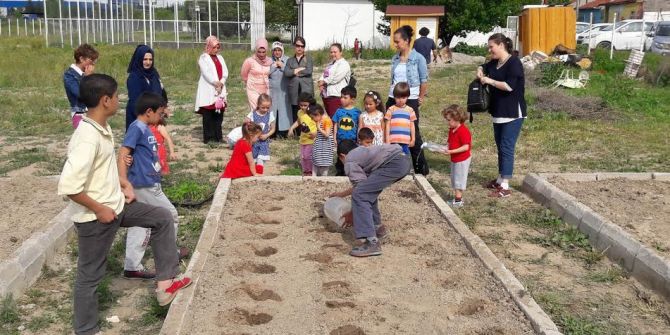 "Şenlikle Toplum" Çocukları Fidan Dikti