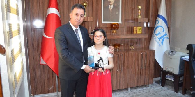 Anı Yarışmasında Dereceye Giren Öğrencilere Plaket Verildi