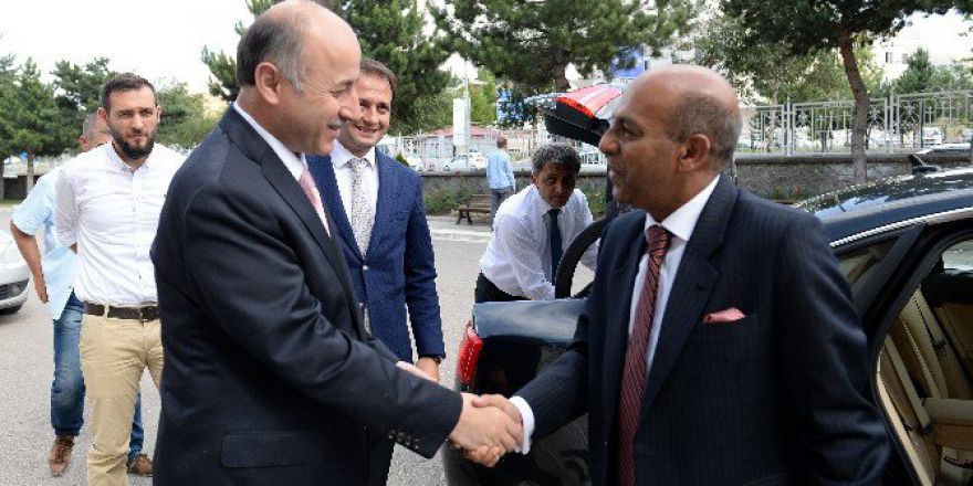 Sri Lanka Büyükelçisi Pakeer Mohiden Amza, Vali Azizoğlu’nu Ziyaret Etti