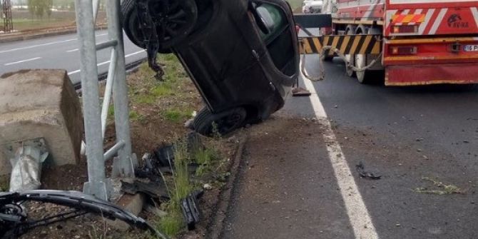 Takla Atan Otomobil Direğe Çıktı: 2 Yaralı