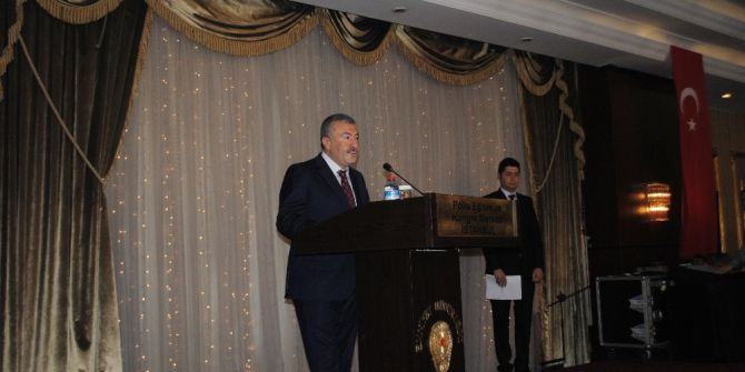 İstanbul İl Emniyet Müdürü Çalışkan, Emekli Polisleri Plaketle Onurlandırdı