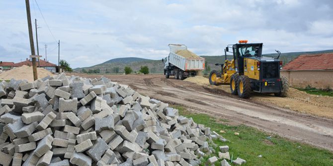 Seyitgazi Belediyesi Karaören’de Çalışmalarını Sürdürüyor