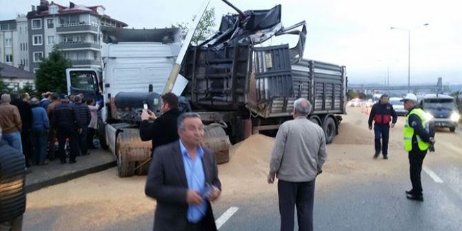 Giresun’da Damperi Açılan Kamyon Üst Geçide Çarptı
