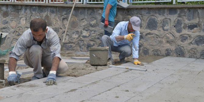 Hastaneler Bölgesinde Kaldırımlar Yenileniyor