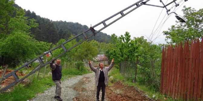 Yaylacılar Devrilen Elektrik Direkleri Ve Yolları İçin Yardım Bekliyor