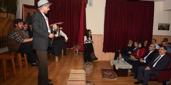Öğrenciler Sahneledi Vali İzledi