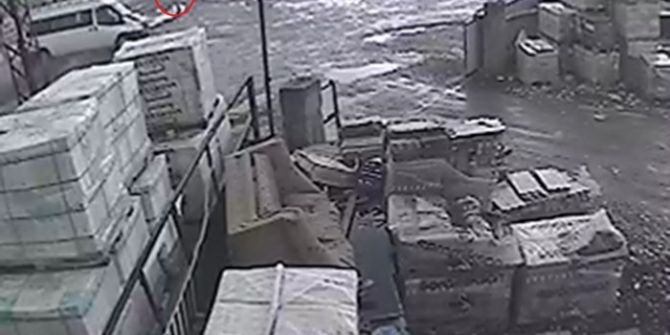 Takla Atarak Üzerine Gelen Minibüsten Kıl Payı Kurtuldu