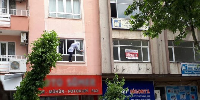 Cam Silmek İçin Canını Tehlikeye Attı