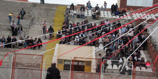 Depreme Dayanıksız Tribünlerde Oturma Israrı