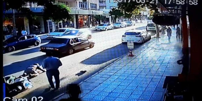 Otomobilin Elektrikli Bisiklete Çarpması Kameralara Yansıdı