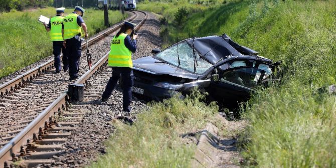 Polonya’da Otomobil Trene Çarptı
