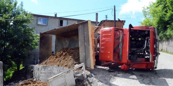 Zonguldak’ta Toprak Yüklü Kamyon Devrildi: 1 Yaralı