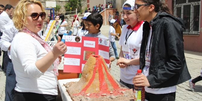 Şemdinli’de 4006 Tübitak Bilim Fuarı