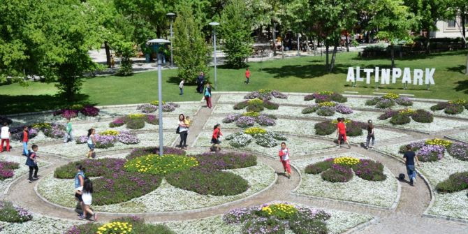 Çiçeklerden "Dev Çiçek" Figürü Yaptılar