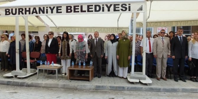 Burhaniye’de Sergide Yetişkinlerin Oyunu Büyük Alkış Aldı