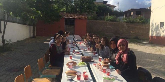 Öğretmenler Pişirdi, Öğrenciler Yedi