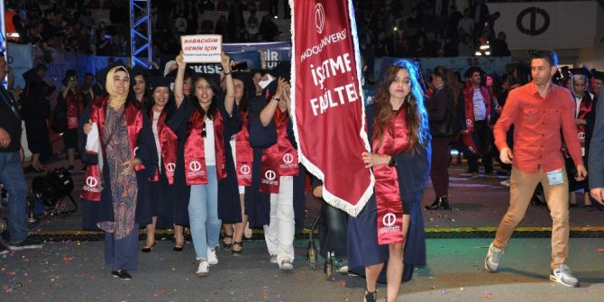 Açıköğretim Fakültesinde Mezuniyet Coşkusu