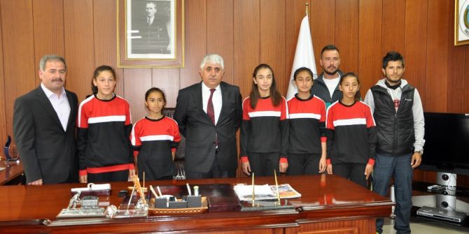 Başkan Şimşek Başarılı Sporcuları Ödüllendirdi