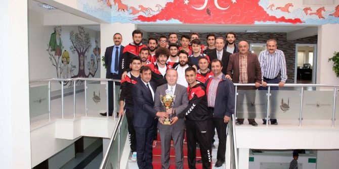 Şampiyonluk Kupasını Şahiner’e Hediye Ettiler