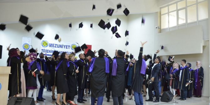 Siverek Meslek Yüksekokulunda Mezuniyet Sevinci