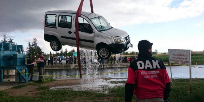 Sulama Kanalına Devrilen Aracın Şoförü Ve Eşi Hayatını Kaybetti