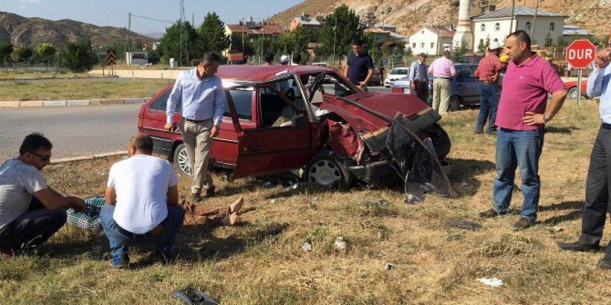 Sivas’ta Otomobil İle Hafif Ticari Araç Çarpıştı: 2 Yaralı