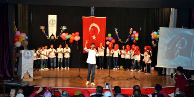 İstiklal Marşını Ezbere Okuma Yarışmasını Suriyeli Öğrenci Kazandı