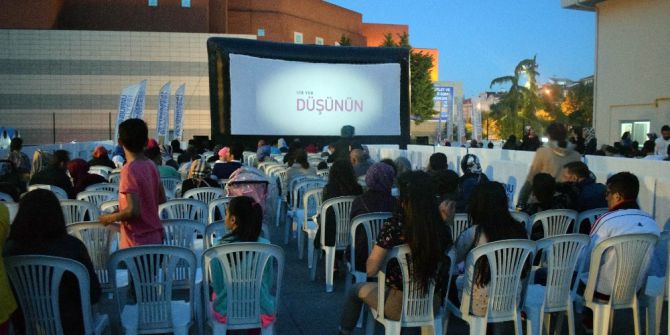 Açık Havada Aile Boyu Sinema Keyfi