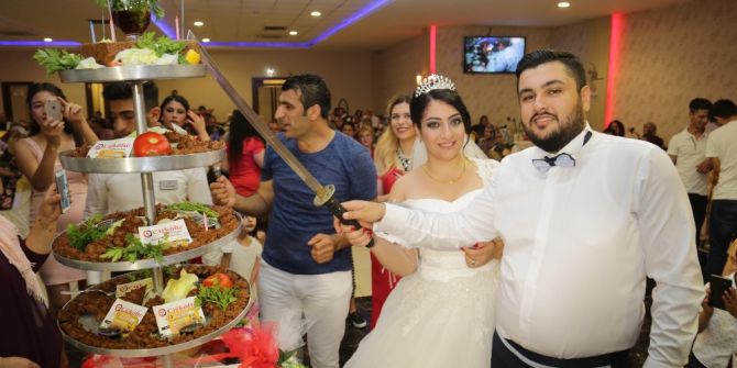 Düğünde Pasta Yerine ‘Çiğ Köfte’ Kestiler
