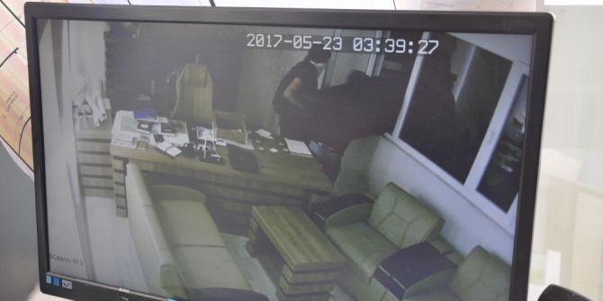 Maskeli Hırsızlar 200 Kiloluk Çelik Kasayı Böyle Çaldı