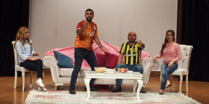 Öğretmenlerden Muhteşem Tiyatro Gösterisi