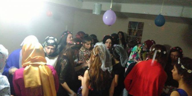 Mezun Oldukları Üniversiteye Kına Gecesiyle Veda Ettiler