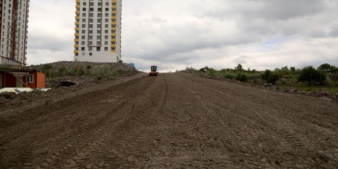 Mevlana Mahallesi’ne Yeni Açılan Bağlantı Yolu Asfaltlanıyor