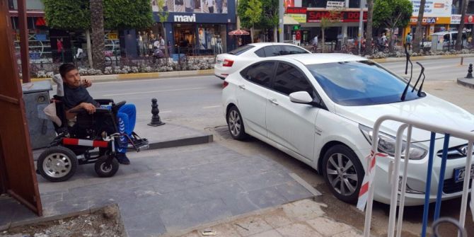 Engelli Geçidine Parkeden Araç Sürücüsü Engelli Vatandaşı Çileden Çıkardı