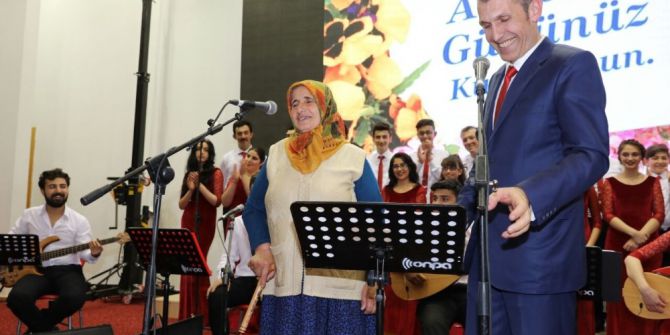 Anneler İle Çocukları Sahnede