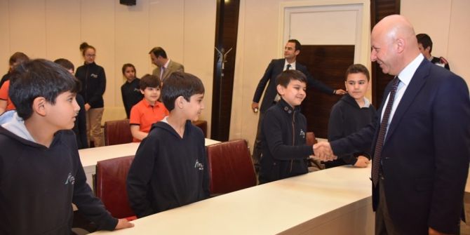 Başkan Çolakbayrakdar Minik Misafirlerini Ağırladı