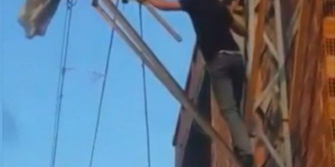 Canını Hiçe Saydı, Elektrik Direğine Tırmanıp Ayağı Takılan Güvercini Kurtardı