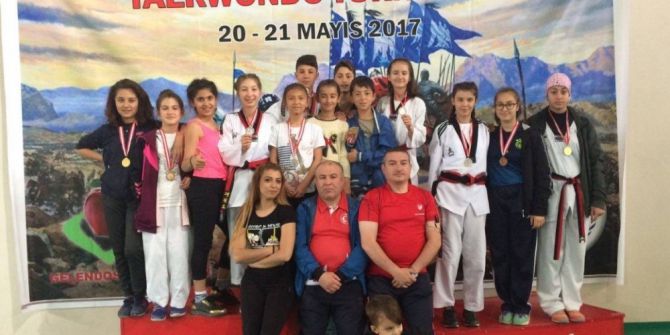 Taekwondo Tunuvasından Madalyalarla Döndüler