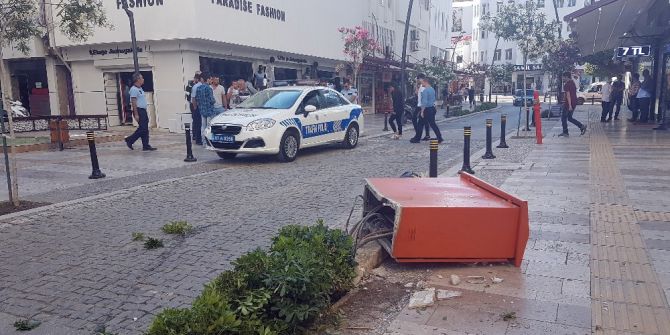 Fren Yerine Gaza Basan Sürücü Trafoya, Banka Ve Aydınlatma Direğine Çarptı