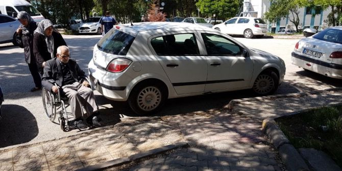 Duyarsızca Araç Parkı, Tekerlekli Sandalye İle Evine Gitmek İsteyen Vatandaşı Çileden Çıkardı