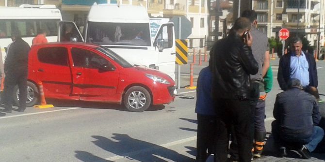 Okul Servisi Otomobile Çarptı: 1 Yaralı