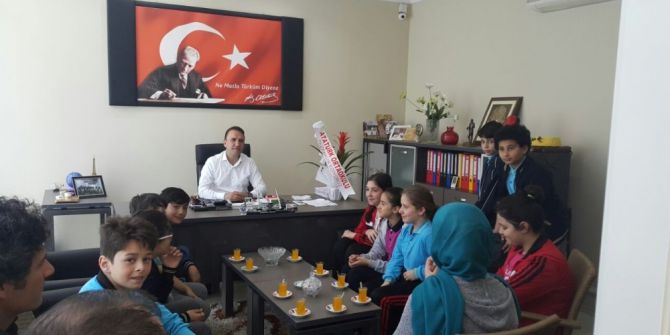 Öğrencilerden Hayırsever İş Adamına Vefa Örneği