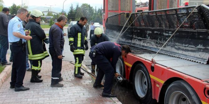 Seyir Halindeki Tırdan Yükselen Dumanlar Paniğe Neden Oldu